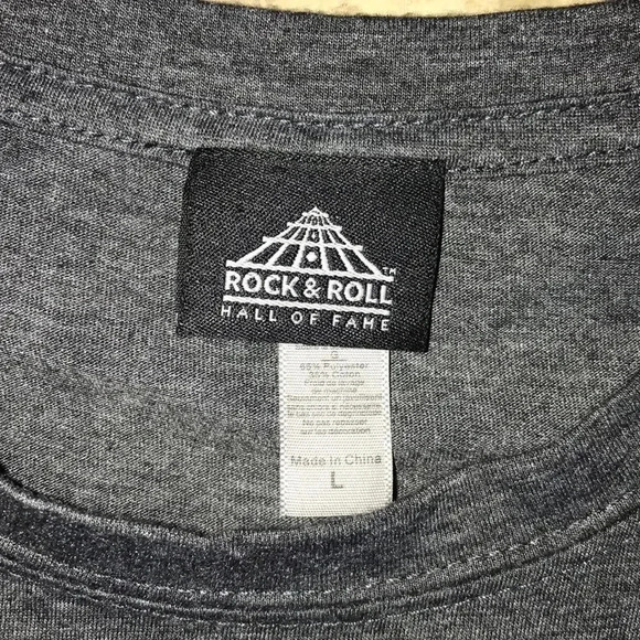 Rock & Roll Hall of Fame Cleveland Ohio Tee Shirt 🎸 - Picture 3 of 3